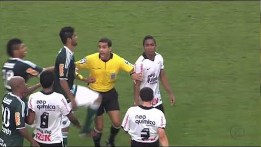 Luan e Jorge Henrique se estranharem, após o atacante corintiano tentar um chute no vácuo na lateral do campo, em provação aos palmeirenses. O jogador do Alviverde golepeou o atleta corintiano com um chute pelas costas. 