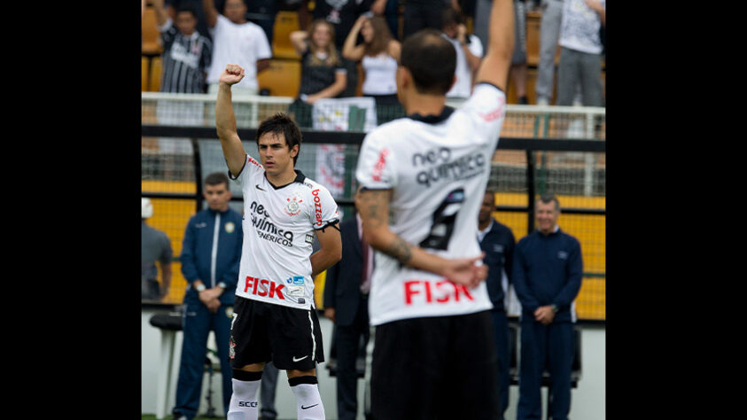 E dentro de campo, antes da bola, rolar, enquanto os atletas respeitavam um minuto de silêncio, todos os jogadores do Corinthians permaneceram de punhos erguidos, em referência a comemoração que Sócrates exercia ao comemorar os gols pelo Corinthians. 