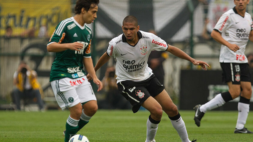 Principal jogador palmeirense na ocasião,o chileno Jorge Valdívia era o mais marcado do Palmeiras. Em maio do mesmo ano, durante a semifinal do Paulistão, entre Corinthians e Palmeiras, o jogador se machucou após tentar o famoso chute no vácuo, que ainda seria pauta para o jogo daquele 4 de dezembro de 2011. 