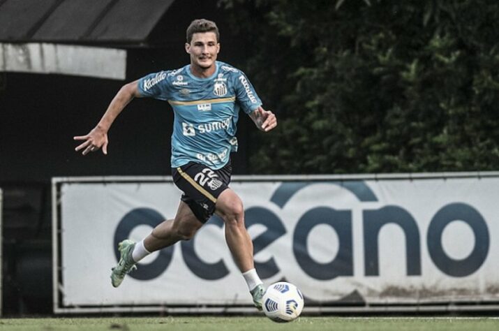 ESQUENTOU - Titular da equipe do técnico Fábio Carille, Danilo Boza ainda não sabe onde jogará na temporada 2022. Ele tem contrato vencendo no final de dezembro, e o Santos tem direito a exercer a opção de compra por mais quatro anos. O zagueiro pertence ao Mirassol, que ainda não foi procurado pelo Peixe para uma renovação.