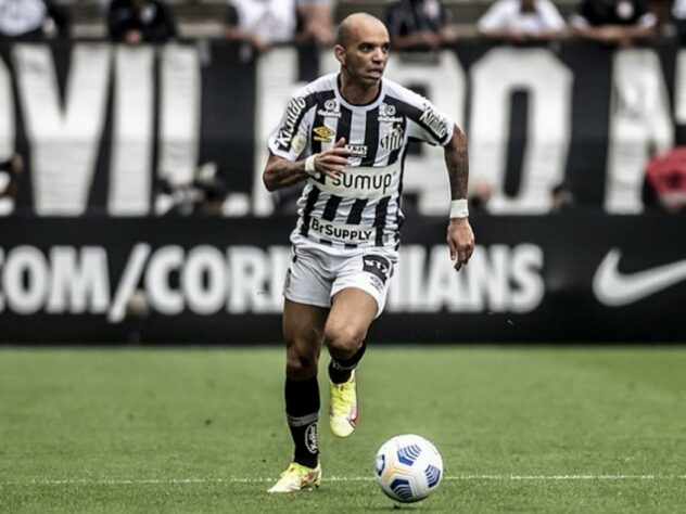 Diego Tardelli (atacante - 36 anos): chegou ao Santos vindo do Atlético-MG em agosto de 2021. Apesar dos poucos meses no clube, pode ajudar na arrancada do Peixe para fugir do rebaixamento. 