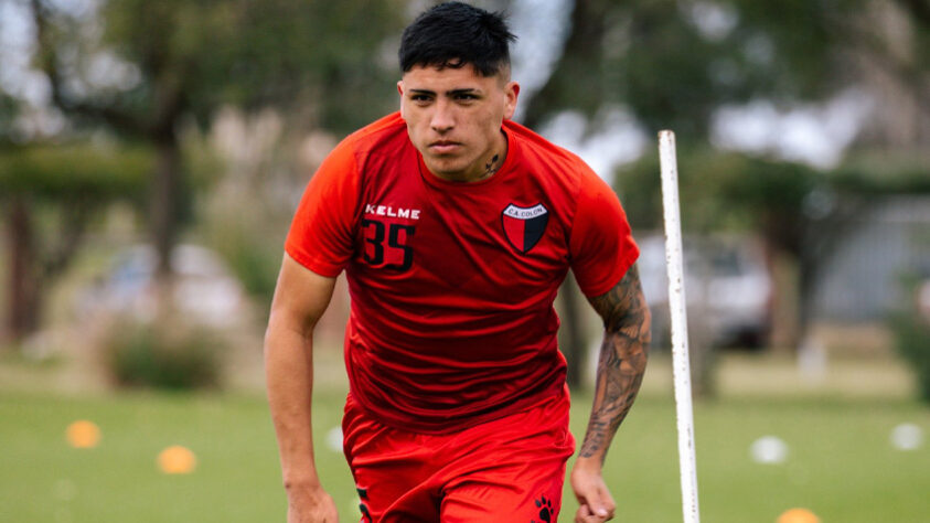 Joia do Colón, somou três gols e três assistências no Campeonato Argentino é mostrou muita habilidade com a bola no pé, sendo o terceiro maior driblador do torneio.