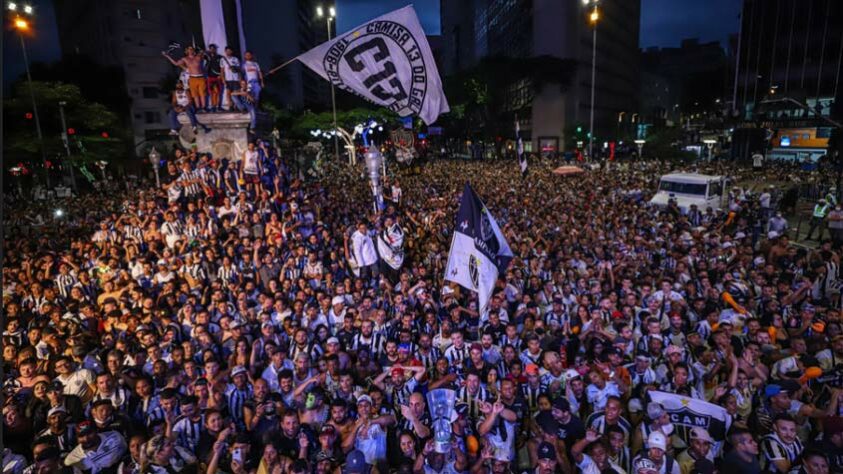 Após a confirmação da conquista do Brasileirão 2021, a torcida do Atlético-MG foi para as ruas de Belo Horizonte, na noite da última quinta-feira, em celebração que entrou pela madrugada e o amanhecer. A Praça Sete foi o principal ponto da comemoração. Por volta das 2h da madrugada, o cantor Bell Marques, ex-vocalista da banda Chiclete com Banana, assumiu o comando da festa. Os jogadores do Galo desfilaram em carro aberto por Belo Horizonte após chegada de Salvador e foram para a Praça Sete. Veja imagens da festa!