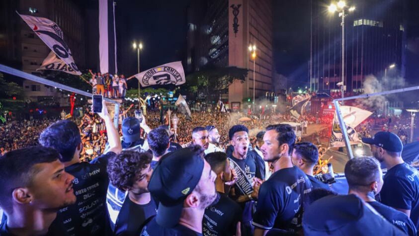 Festas nas ruas de Belo Horizonte - Logo após o título brasileiro, a delegação do Atletico-MG retornou para Belo Horizonte, onde aconteceu a festa com os torcedores, emocionados com uma das conquistas mais desejados pela Massa Atleticana.