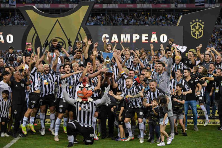 O Brasileirão 2021 chegou ao fim e é hora de recordar as emoções da competição. Buda Mendes, fotógrafo esportivo da Getty Images, esteve presente em diversos jogos e compartilhou com o LANCE! sua vivência ao longo do ano. "O Brasileirão deste ano foi muito especial! Foi a edição de número 50, vencida por um time que esperou 50 anos para ganhar novamente um título nacional. Além disso, o campeonato foi marcado pelo o retorno da torcida aos estádios, o verdadeiro coração do futebol". Veja fotos marcantes de fotógrafos da Getty Images e mais comentários de Buda Mendes.