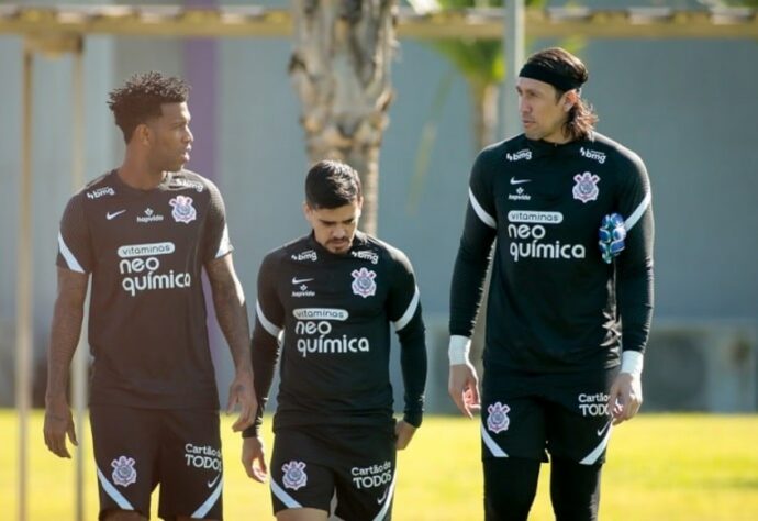 NEGOCIANDO - O Corinthians está de olho no mercado, na base, mas também nos atletas mais experientes. As renovações de contrato com o goleiro Cássio, o lateral-direito Fagner e o zagueiro Gil, três entre os líderes do atual elenco e com mais tempo de clube, estão bem encaminhadas.