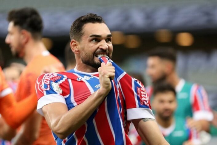 FECHADO! - O Bahia oficializou a saída do atacante Gilberto, que tinha contrato até o fim do ano e optou por uma não renovação. Nos últimos meses, antes de consumar a queda para a Série B, a diretoria do Tricolor deixava claro que a permanência do goleador era complicada devido a questão financeira. Com o rebaixamento confirmado, a permanência ficou inviável.