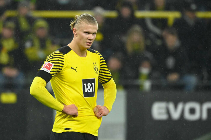 NO RADAR - Erling Haaland, centroavante do Borussia Dortmund, deseja jogar no futebol espanhol, segundo o jornalista Gianluca Di Marzio. O jogador deve receber propostas de Barcelona e Real Madrid e optar por um dos dois gigantes para defender a camisa a partir da próxima temporada.