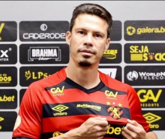 Hernanes (meia - 36 anos) - Ídolo do São Paulo e com passagens por gigantes europeus, Hernanes esteve no Sport em 2021. O contrato tem fim no dia 31 de janeiro e o veterano buscará um novo rumo. 