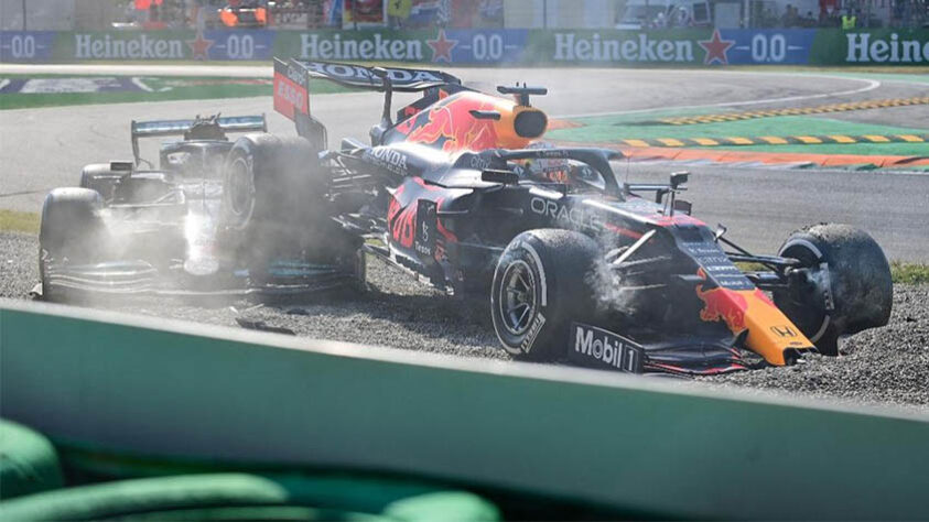 Após saírem do pit stop, os rivais foram para a curva com os carros lado a lado, nenhum cedeu espaço e o inevitável aconteceu: outro acidente. O carro de Verstappen acabou subindo no de Hamilton, e os dois foram para fora da pista. Eles não tiveram condições de continuar a corrida, e o pódio foi composto por Ricciardo, Lando Norris e Bottas. Os dois pilotos, após a corrida, acusaram um ao outro de culpa no acidente e Verstappen acabou punido para o próximo grid.