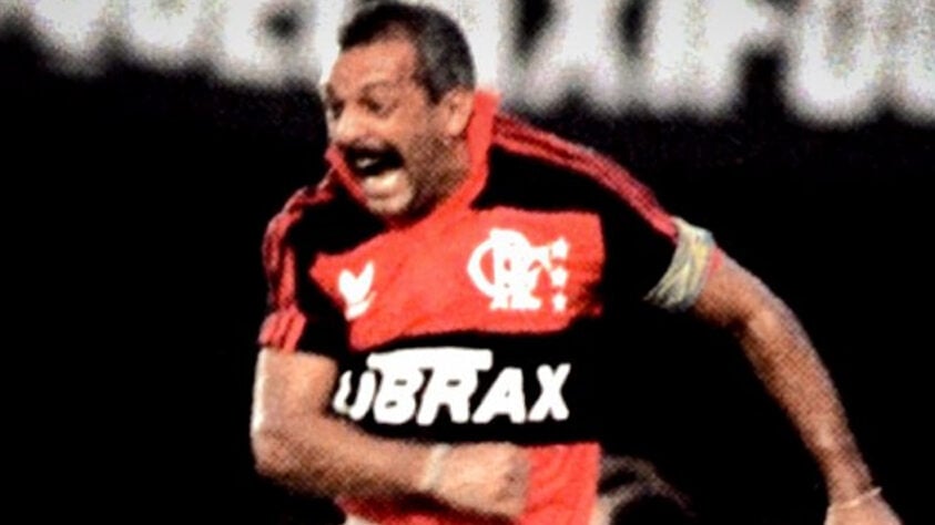 Júnior defendeu o Flamengo em duas passagens entre 1974 e 1993, disputando 876 jogos e conquistando seis Estaduais, quatro Brasileiros, uma Copa do Brasil, Libertadores e o Mundial de Clubes.