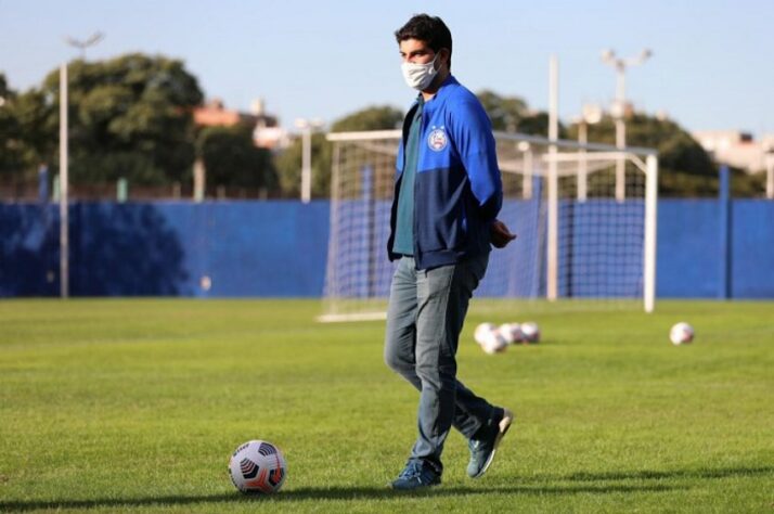 FECHADO - Um dia após a confirmação do rebaixamento do Bahia para a Série B do Campeonato Brasileiro, o clube já trabalha nos bastidores com o processo de reformulação na área diretiva. Informando que a decisão ocorreu "em comum acordo", o Esquadrão emitiu nota para comunicar a saída de Lucas Drubscky e Júnior Chávare.