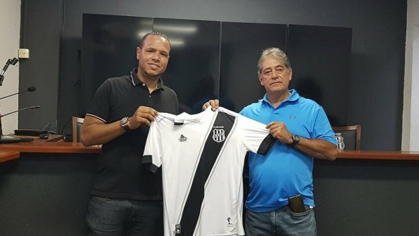 FECHADO! - Luis Fabiano, recém aposentado, é o novo coordenador de futebol da Ponte Preta. A Macaca anunciou o aceto nesta segunda-feira (13). A contratação tinha ganhado força após o ex-atacante visitar o clube e ganhar uma camisa.