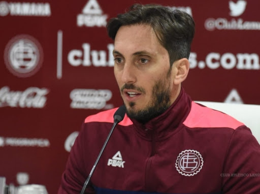 FECHADO - Chegou ao fim a era Luis Zubeldía no Lanús. Nesta quinta-feira, através da coletiva de imprensa, o treinador anunciou a sua saída. O treinador tem o seu contrato encerrado em dezembro, e a decisão é que o ciclo precisa ser fechado.