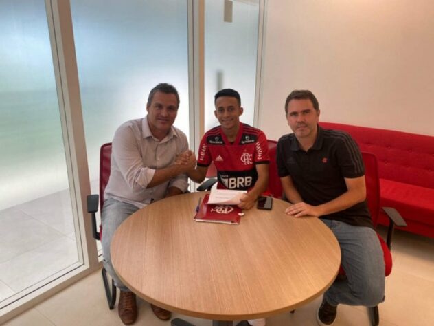 FECHADO - O Flamengo acertou a renovação de mais uma joia da base. Dessa vez, trata-se de Matheus Gonçalves, que assinou o contrato nesta quinta-feira. O clube, contudo, não divulgou a duração do novo vínculo nem o valor da multa rescisória. Ainda é válido lembrar que Matheus Gonçalves foi um dos principais jogadores do time sub-17 neste ano. Nesse sentido, o meio-campista ajudou o Rubro-Negro a conquistar o Campeonato Brasileiro Sub-17, a Copa do Brasil Sub-17 e a Supercopa do Brasil Sub-17.