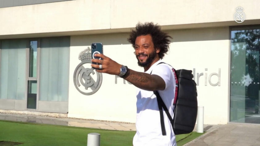 ESQUENTOU - Sem muitas oportunidades com a camisa do Real Madrid na atual temporada, Marcelo começa a preparar sua saída, segundo o "Sport". O lateral-esquerdo irá permanecer em silêncio mesmo sabendo que não irá renovar contrato com a equipe merengue para não fechar portas para um retorno no futuro. Marcelo tem contrato com o Real Madrid até o dia 30 de junho de 2022, mas poderá assinar um pré-contrato com um novo clube a partir de janeiro. O jornal da Catalunha aponta que o retorno ao Brasil é uma possibilidade. Nascido no Rio de Janeiro, o jogador deve ser disputado por Fluminense, Botafogo e Flamengo.