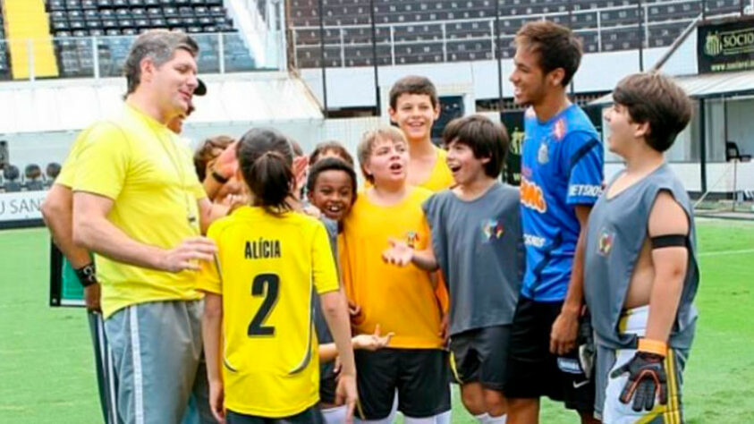 Em 2011, Neymar entrou em cena em "Carrossel". Na novela infantojuvenil exibida pelo SBT, o então craque do Santos ensinou cobranças de pênaltis às crianças e fez um treinamento com elas na Vila Belmiro.