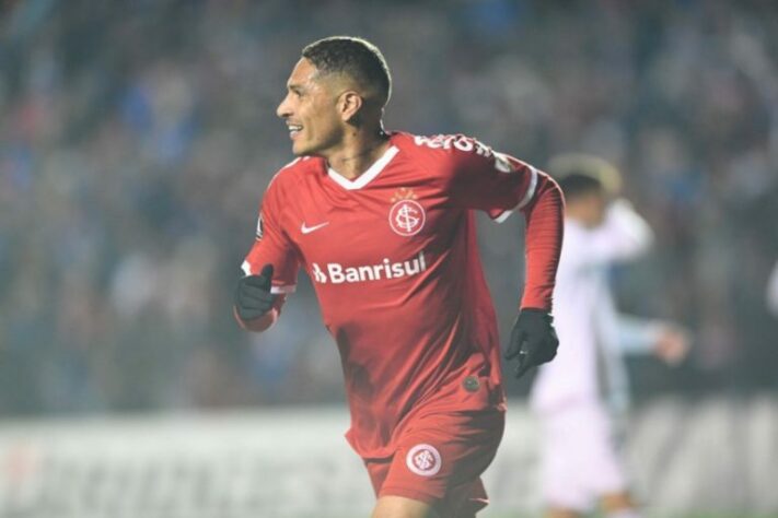 NEGOCIANDO - Paolo Guerrero é o grande sonho do Alianza Lima. O centroavante não permaneceu no Internacional e agora orbita no clube peruano. Publicamente, Paolo Guerrero deixou claro que, no momento, não tem vontade de voltar ao país natal. Porém, nem mesmo a recusa do atacante impede a diretoria do Alianza de tentar buscar a contratação de Guerrero.