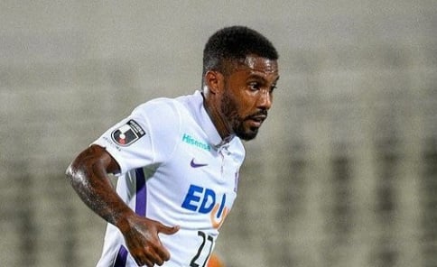 FECHADO - O brasileiro Rhayner não permanecerá no Sanfrecce Hiroshima em 2022. O jogador, que defendeu o clube nas três últimas temporadas, não acertou a sua renovação com a agremiação. Campeão da J-League em 2017, Rhayner deve seguir no futebol do país asiático.