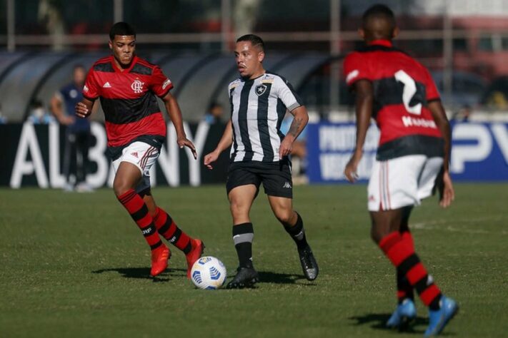 FECHADO - As renovações são a prioridade para o Botafogo nesse fim de ano, mas não apenas o que diz respeito ao time profissional. O Alvinegro concluiu o novo contrato de Rikelmi. O atacante de 20 anos foi adquirido junto ao Juventus-SP e assinou até dezembro de 2024.