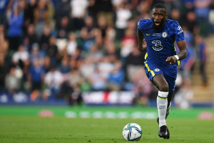 ESQUENTOU - O Chealsea formalizou uma nova proposta na tentativa de renovar o contrato do zagueiro Rudiger, segundo o "Goal". O alemão tem vínculo com os Blues até o fim da temporada, mas vem tendo seu nome especulado no Real Madrid, Bayern de Munique e PSG. De acordo com as informações, o clube inglês alcançou um valor próximo da pedida salarial do defensor de 200 mil euros por semanas.