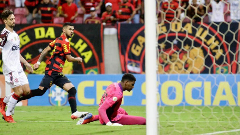 Na Arena Pernambuco, o Flamengo saiu na frente do Sport, mas acabou sofrendo o empate e ficou no 1 a 1 com o Leão. O goleiro Hugo Souza, com grandes defesas, acabou sendo o grande destaque do time de Maurício Souza. Veja as notas! (Por Matheus Dantas - matheusdantas@lancenet.com.br)