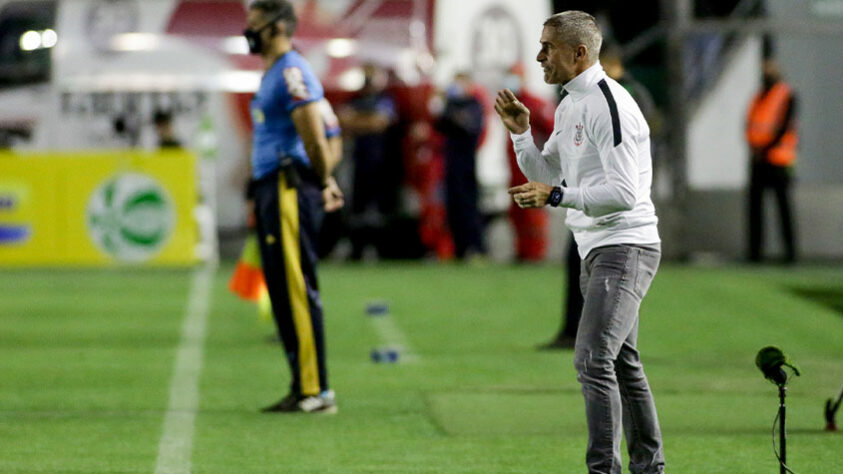 FECHADO! - Entre novas chegadas, saídas e muita especulação, uma certeza impera dentro do Corinthians: o técnico Sylvinho. Isso de acordo com o presidente Duílio Monteiro Alves, que mostrou plena confiança no jovem treinador, e bancou a permanência dele para a nova temporada.