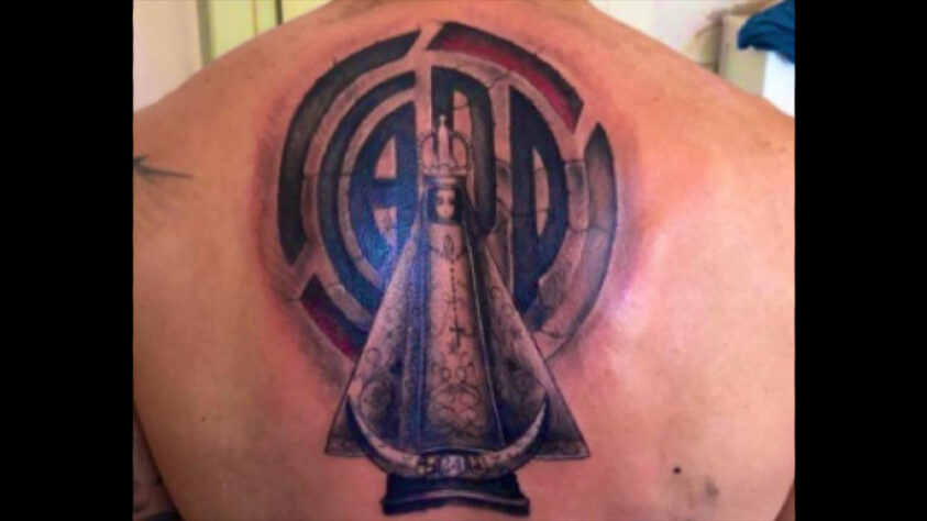 Com o título do River Plate na Libertadores 2018, o meia Enzo Pérez tatuou o símbolo do clube nas costas.