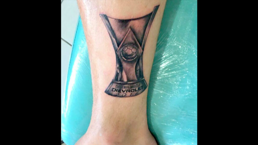 Róger Guedes tem a taça do Brasileirão tatuada na perna para lembrar do título conquistado com o Palmeiras em 2016.