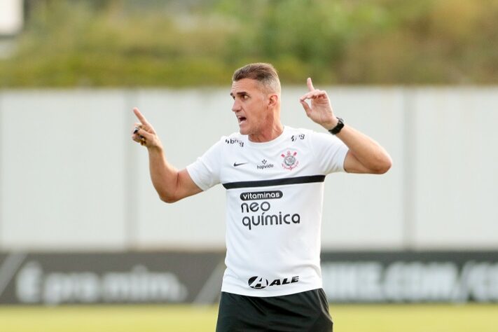 A sequência de vexames e a forma como eles aconteceram, acabaram derrubando Vagner Mancini do comando técnico. Isso deu início a uma busca por um novo treinador, mas o Corinthians colecionou decepções. Renato Gaúcho, o preferido, rejeitou a oferta corintiana. Diego Aguirre, o segundo na lista, também declinou a oportunidade. Restou uma aposta na terceira opção...