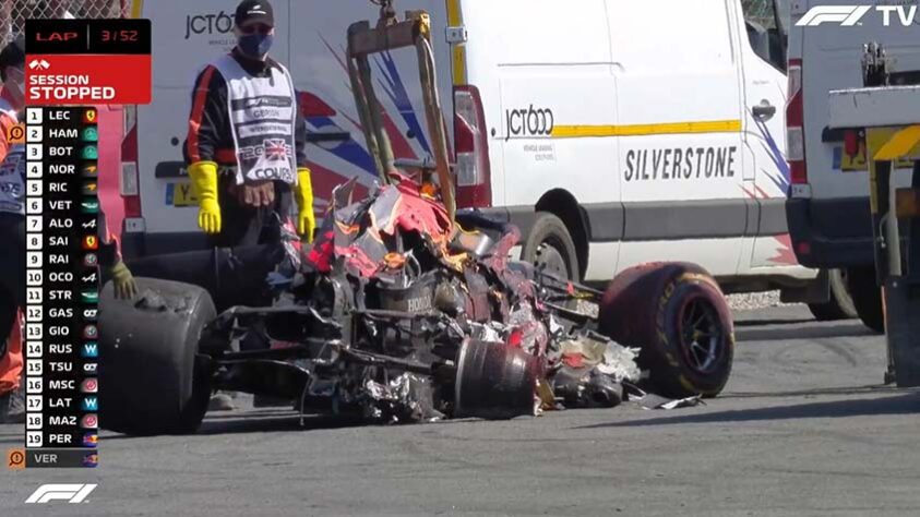 Na casa de Lewis, os rivais voltaram a ter conflito. Hamilton tentou pressionar Verstappen na curva, ele resistiu e o pneu dos carros se chocaram. Com a colisão, o holandês rodou e bateu na barreira de proteção. A corrida foi interrompida com o choque, e Max não teve condições de continuar. Hamilton sofreu uma punição de dez segundos, mas terminou o GP em primeiro.