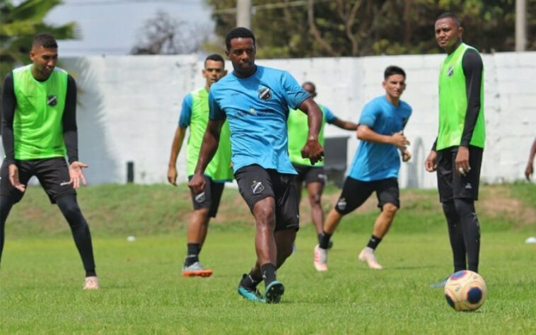 FECHADO - Capitão do Ferroviário na última temporada, o volante Wesley Dias, ex-CRB, assinou com o ABC para a próxima temporada. "Estou muito feliz com essa volta ao ABC. Quando recebi o convite, fiquei muito feliz."