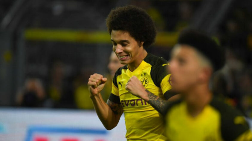 FECHADO - Marco Rose, técnico do Borussia Dortmund, confirmou que o time não renovará contrato com o experiente meio-campista Axel Witsel. A saída do jogador faz parte de uma reformulação do elenco aurinegro.