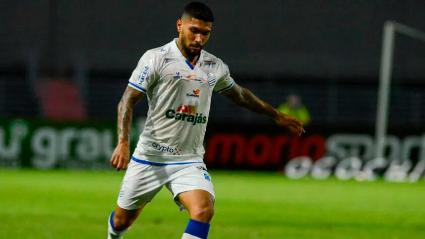 NEGOCIANDO - O primeiro reforço do Vasco para o ano que vem poderá ser o volante Yuri, que defendeu o CSA em 2021. A equipe carioca negocia com o atleta, que chegará para corrigir uma das lacunas mais nítidas que o Vasco teve ao longo da temporada: a falta de pegada no meio-campo.