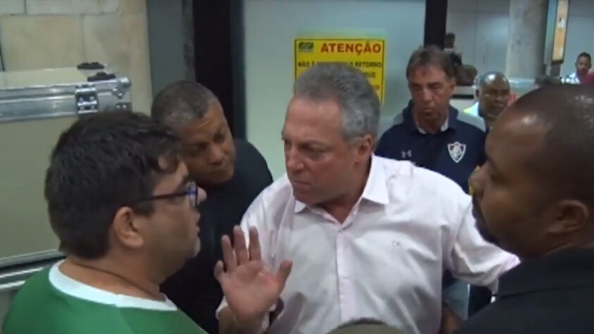 Porém, nem só de momentos bons a terceira passagem de Abel foi marcada. Após perder para o Grêmio, pela 26ª rodada do Brasileiro 2017, o elenco tricolor foi recebido com protestos no Aeroporto Santos Dumont. O técnico, por sua vez, dialogou com torcedores para justificar a situação do time. O episódio também viralizou nas redes sociais. 