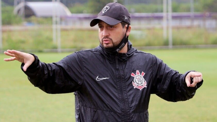 ESQUENTOU - Apesar do enorme sucesso no comando do futebol feminino e ter estabelecido o Timão como uma das equipes mais vitoriosas da categoria, Arthur Elias expressou o seu desejo em migrar para o futebol masculino do Corinthians, e revelou já ter recebido convites. Mesmo com a intenção de mudar de ares, o treinador fez questão de acalmar a torcida, dizendo que sua renovação está encaminhada e seguirá no comando da equipe em 2022.