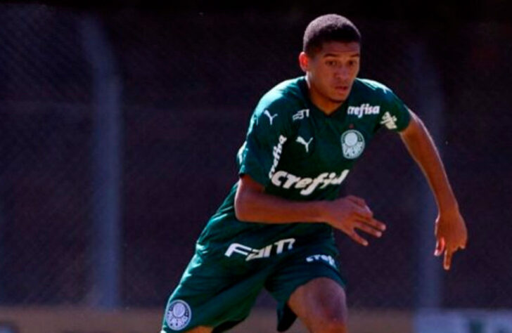 FECHADO - Gabriel Vareta, zagueiro do sub-17 do Palmeiras, assinou seu primeiro contrato profissional com o clube nessa semana. Com passagens pelas Seleções de base do Brasil, o defensor acertou vínculo de três anos – até o final de 2024 – com multa rescisória de 80 milhões de euros (cerca de 503 milhões de reais na cotação atual).