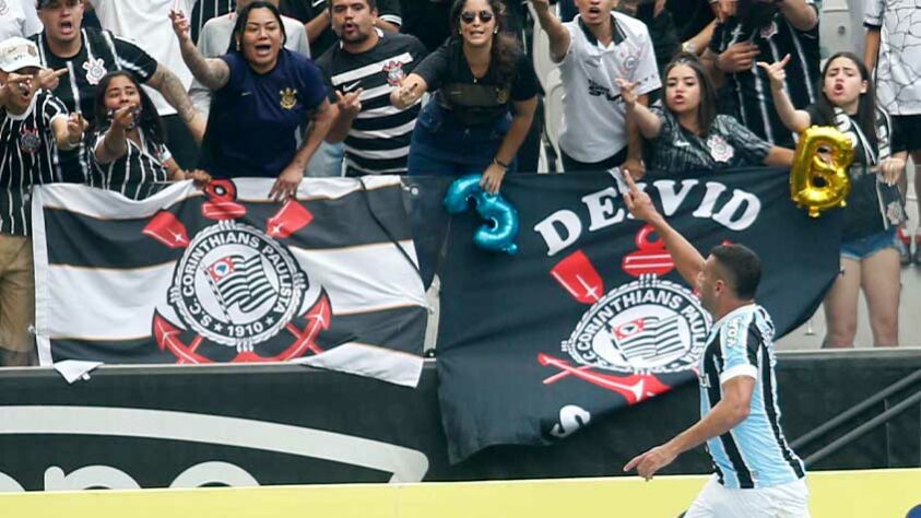 GRÊMIO - Sobe: Diego Souza - O atacante mostrou sua força física, ganhou no corpo de Fábio Santos e fez o gol que deixa o Grêmio vivo na última rodada.// Desce: Rafinha - Levou amarelo nos primeiros 15 minutos, após entrada forte em Róger Guedes. Se mostrou nervoso e irritado durante toda a partida e não fez bom jogo.//