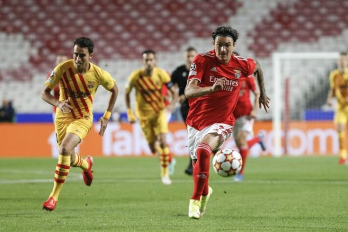 ESQUENTOU - O Liverpool está próximo de acertar com um atacante para a próxima temporada. Segundo o ‘The Athletic’, o clube inglês chegou a um acordo com Darwin Núñez. O uruguaio pertence ao Benfica e os Reds devem pagar um alto valor pela transferência. Ainda não houve nenhuma assinatura oficial entre os clubes, mas sim uma negociação sobre a estrutura do acordo. O Benfica pede 80 milhões de euros pela transferências, além de 20 milhões por metas (cerca de R$ 523 milhões, no total).