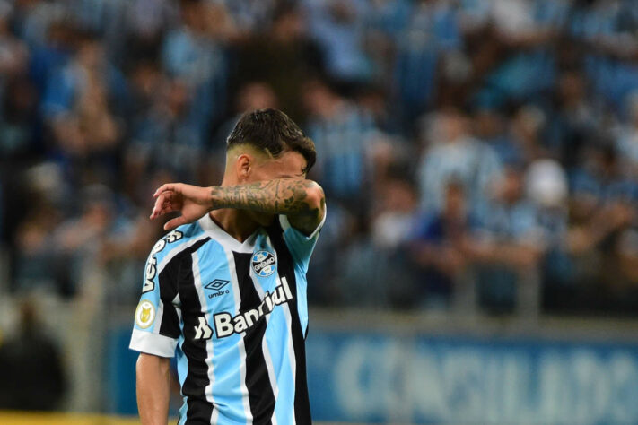 Com a pior temporada dos considerados grandes na primeira divisão, o Grêmio iniciou o ano contratando jogadores renomados, cobiçando títulos, e acabou rebaixado para a Série B do Brasileirão. Nesta galeria, confira a retrospectiva do ano do Imortal.