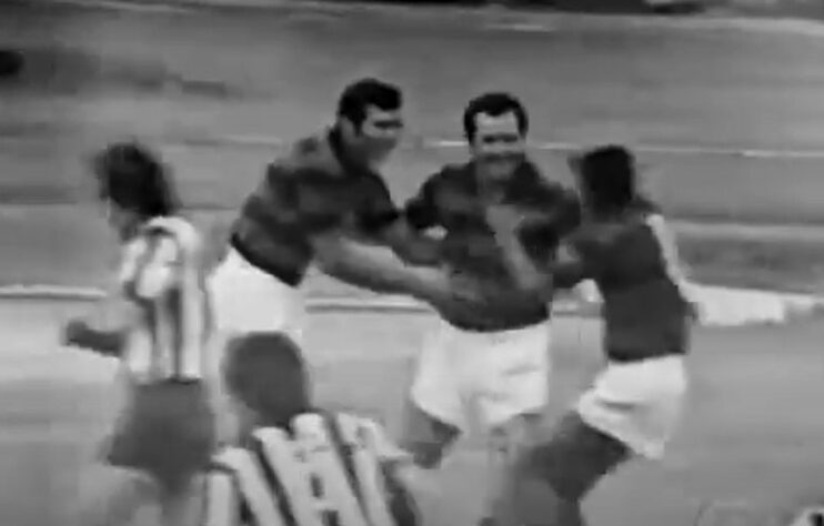 A novela "Irmãos Coragem", exibida em 1970, teve uma cena emblemática. Com direito ao aval do técnico Fleitas Solich, Cláudio Marzo fez o Duda, camisa 10 do Flamengo, e balançou a rede. Depois disto, comemorou com os jogadores rubro-negros no decorrer do duelo com o Botafogo.