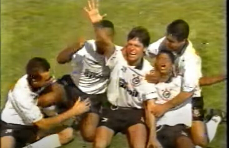 Na segunda versão de "Irmãos Coragem", exibida em 1995, o Duda vivido por Marcos Winter inicia a trama no Flamengo e faz gol de título brasileiro sobre o Palmeiras de Velloso, Flávio Conceição e Roberto Carlos. Depois, ainda marca sobre o Vasco ao estufar a rede de Carlos Germano. Durante a novela, o atacante vai para o Corinthians, onde tabela com craques como Viola e Marcelinho Carioca.