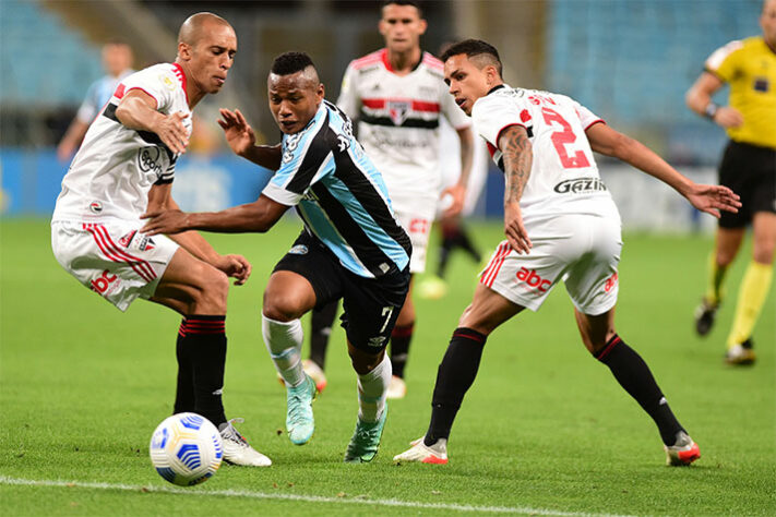 Em jogo válido pela 35ª rodada do Campeonato Brasileiro, o São Paulo foi dominado pelo Grêmio desde o início, não conseguiu produzir quase nada no setor ofensivo e acabou sendo atropelado pelo rival em Porto Alegre, onde teve um desempenho coletivo muito ruim. Confira as notas dos jogadores da equipe (por Redação LANCE!)