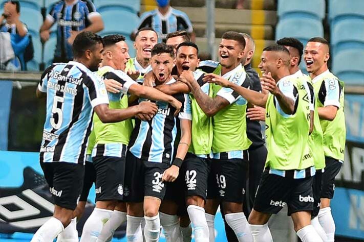 Grêmio - 7,5 - Com uma ótima atuação, o time foi dominante durante todo o jogo e ainda fechou o placar por 3 a 0 com um gol do meio do campo. Grande noite da equipe em Porto Alegre.