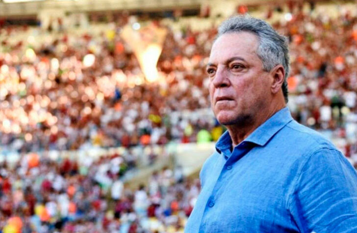 FECHADO! Abel Braga é o escolhido do Fluminense para comandar a equipe em 2022. O treinador de 69 anos fará a quarta passagem pelo clube e se reuniu com o presidente Mário Bittencourt para acertar os detalhes finais da contratação. Marcão, que comandou o Tricolor nas retas finais dos últimos três Brasileiros, voltará ao cargo de auxiliar técnico da comissão permanente. 