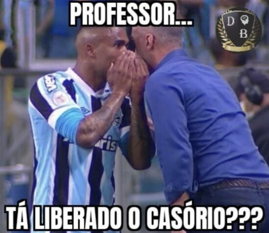 Douglas Costa protagoniza memes após a queda do Grêmio para a Série B do Brasileirão.