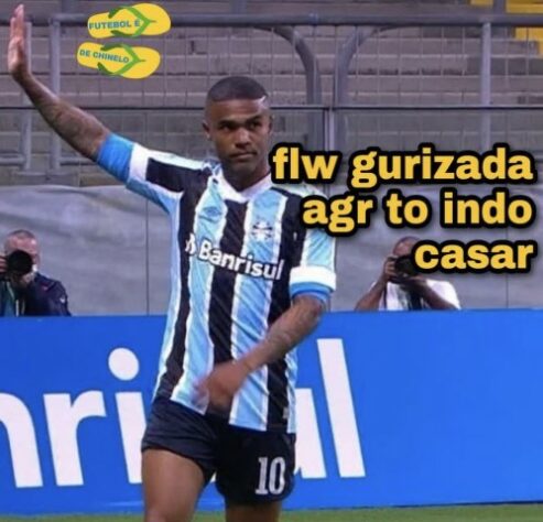 Douglas Costa protagoniza memes após a queda do Grêmio para a Série B do Brasileirão.