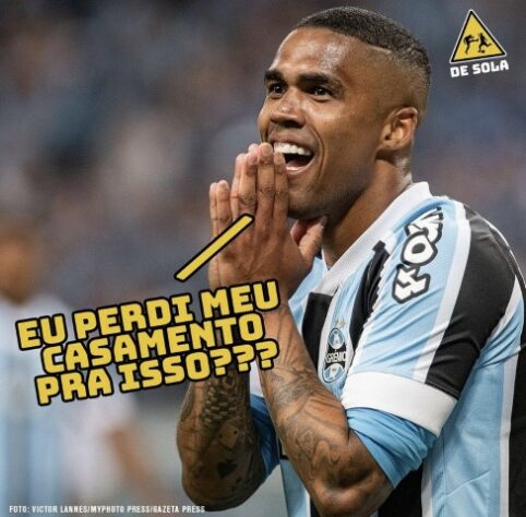 Douglas Costa protagoniza memes após a queda do Grêmio para a Série B do Brasileirão.