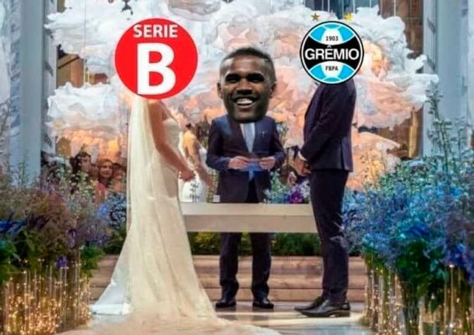 Douglas Costa protagoniza memes após a queda do Grêmio para a Série B do Brasileirão.