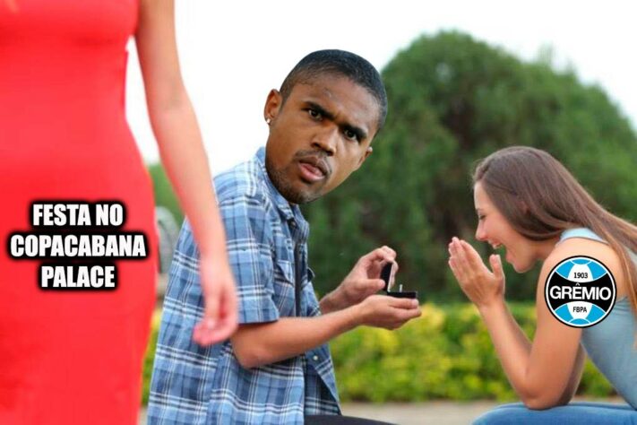 Douglas Costa protagoniza memes após a queda do Grêmio para a Série B do Brasileirão.